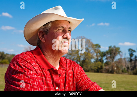Handsome Young Farmer s'inquiète de son avenir Banque D'Images