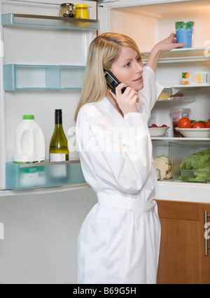 Femme au téléphone dans la matinée Banque D'Images