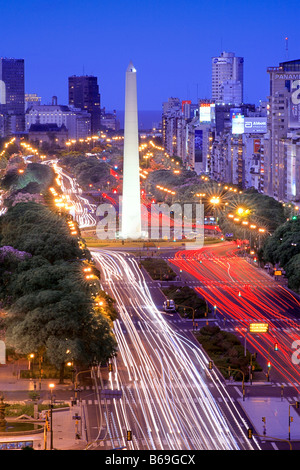 Vue aérienne de l'Avenue 9 de Julio, avec l'Obélisque Monument, la nuit, avec des traces de voiture. Buenos Aires, Argentine Banque D'Images