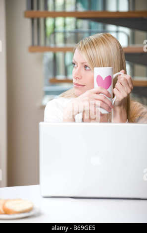 Femelle a un petit-déjeuner de travail Banque D'Images