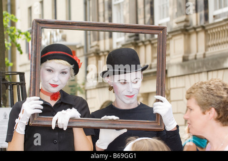 La publicité de leurs acteurs Mime voir Edinburgh High Street à l'assemblée annuelle de l'Edinburgh Fringe Festival Banque D'Images