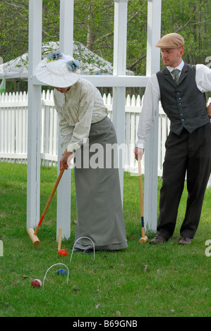 Couple dressed in costumes jouent un jeu de croquet Parc Fort Edmonton Alberta Canada Banque D'Images