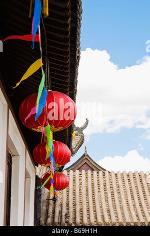 Low angle view of Chinese lanterns hanging on a building, HohHot, Inner Mongolia, China Banque D'Images