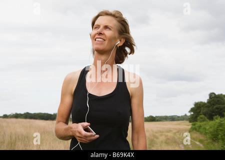 Woman runner à écouter de la musique sur ipod Banque D'Images