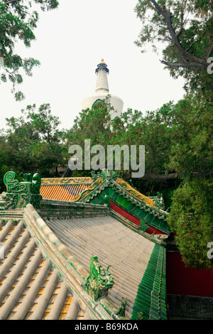 Les bâtiments avec une pagode à l'arrière-plan, Bai Ta, le parc Beihai, Beijing, Chine Banque D'Images