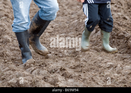 Un anglais pour l'été les gens de la boue de négociation à la Romsey Show 2008 Banque D'Images