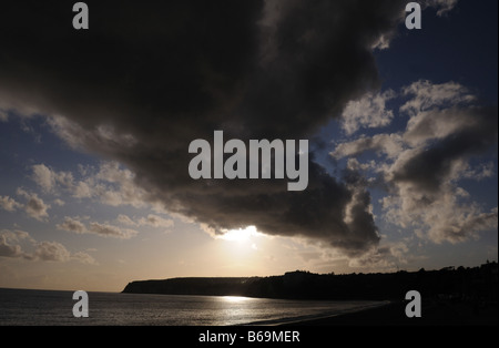Nuages au coucher du soleil sur la mer le long de la Côte Jurassique à Seaton, Devon, Angleterre, Royaume-Uni. Banque D'Images