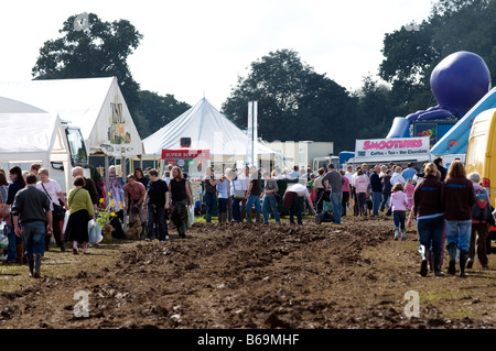 Un anglais pour l'été les gens de la boue de négociation à la Romsey Show 2008 Banque D'Images