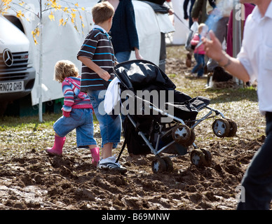 Un anglais pour l'été les gens de la boue de négociation à la Romsey Show 2008 Banque D'Images