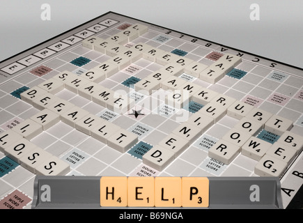 Une partie de scrabble met en lumière les problèmes de récession économique mondiale, le resserrement du crédit et d'autres incidences financières et offre de l'aide Banque D'Images