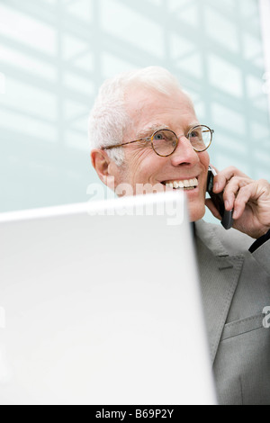 Older Man using cell phone Banque D'Images
