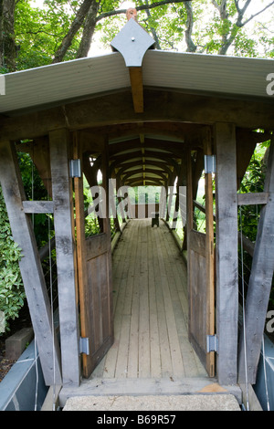 Caervallack, Cornwall, UK. (McClary/Robinson) Artistes jardin en été, le Cloître Bridge Banque D'Images