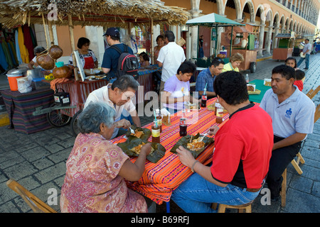 Mexique, Campeche, Campeche, les gens prenant le déjeuner en restaurant en plein air le dimanche après la visite de l'église. Banque D'Images