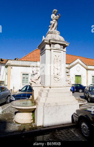 Misericordia fontaine en face de la Misericordia Consistorio de la vieille église de la ville de Portalegre, Portugal. Banque D'Images