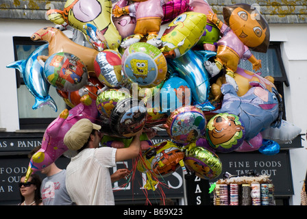 Vendeur de ballons tenant un gros bouquet de ballons Banque D'Images