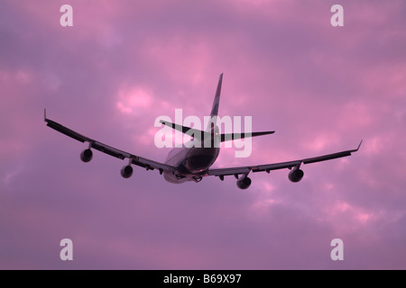 Boeing 747 jumbo jet au décollage au coucher du soleil Banque D'Images