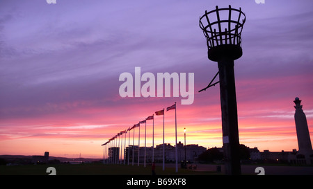 Coucher de Plymouth Hoe et balise de drapeaux Banque D'Images