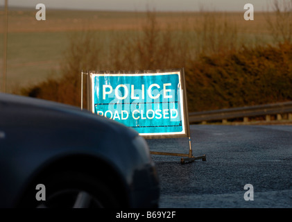 Une voiture de police devant une route fermée sign in Brighton UK Banque D'Images