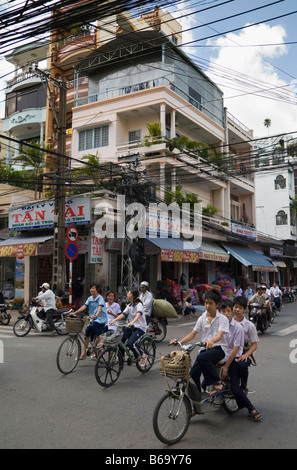 Les enfants de l'école sur des vélos à Ho Chi Minh Ville, Vietnam Banque D'Images