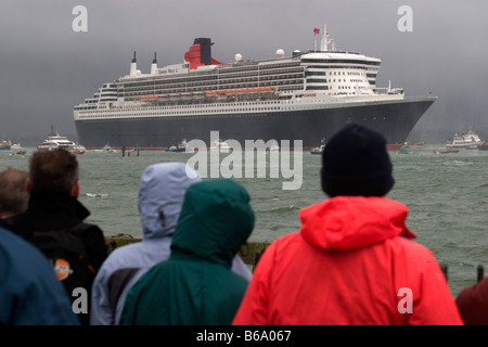 Le monde s plus grand paquebot Queen Mary 2 met les voiles pour les États-Unis sur son premier voyage à partir du port de Southampton Banque D'Images