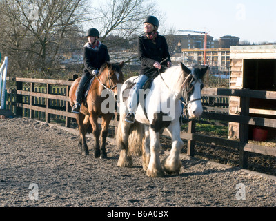 L'ÉCOLE D'ENSEIGNEMENT DE L'INSTRUCTEUR LES À SE RENDRE À UNE ÉCOLE D'ÉQUITATION LONDON, UK. Photo ©Julio Etchart Banque D'Images