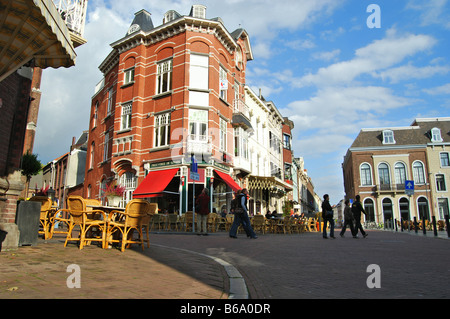 En vue Swalmerstraat avec cafe De Sjnats, Roermond Pays-Bas Limburg Banque D'Images