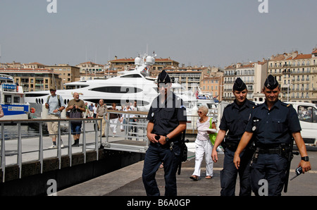 Trois officiers de police français marcher le long de port, Marseille, France, Europe Banque D'Images