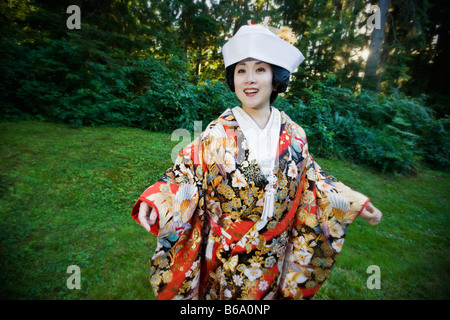 Mariée de porter des vêtements traditionnels japonais Banque D'Images