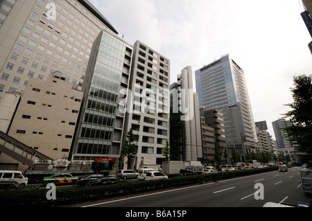 Bunka Gakuen aka (bâtiment de l'École de la Culture) sur la main gauche. Terminé en 1999. Shibuya-ku. Tokyo. Le Japon Banque D'Images