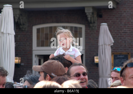 Jeune fille sur les épaules de papa en public lors d'événements en plein air Banque D'Images