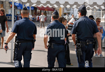 Trois policiers français en patrouille, Marseille, France, Europe Banque D'Images