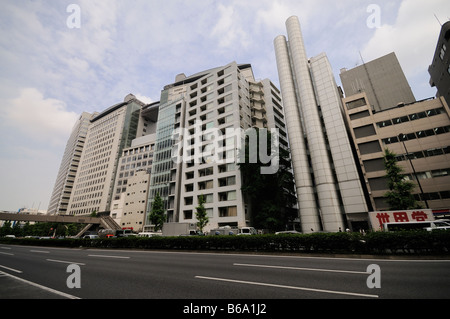 Bunka Gakuen aka (bâtiment de l'École de la Culture), de la main gauche. Terminé en 1999. Shibuya-ku. Tokyo. Le Japon Banque D'Images