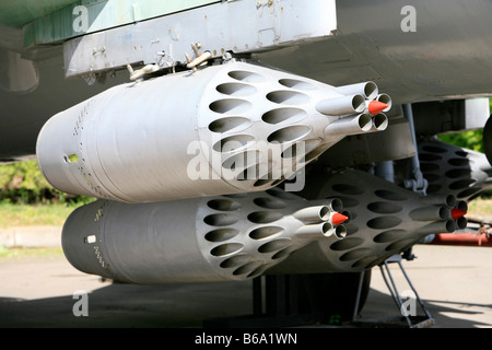 Close-up d'une fusée-pod du Mil Mi-24 Hind (hélicoptère de combat) au Parc de la victoire à Moscou, Russie Banque D'Images