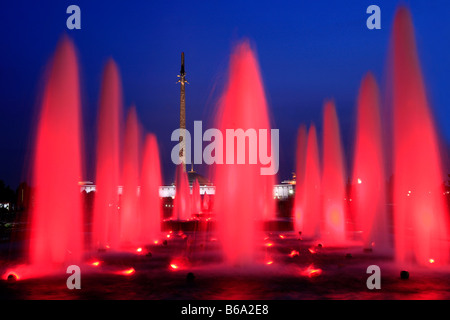 Musée de la Grande Guerre patriotique (Seconde Guerre mondiale) avec obélisque tôt dans la soirée au Parc de la victoire à Moscou, Russie Banque D'Images