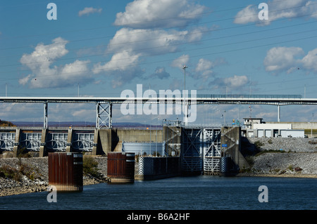 Vue de l'écluse du barrage de Watts Bar sur la rivière Tennessee à partir de son Tailwaters Meigs County Florida Banque D'Images