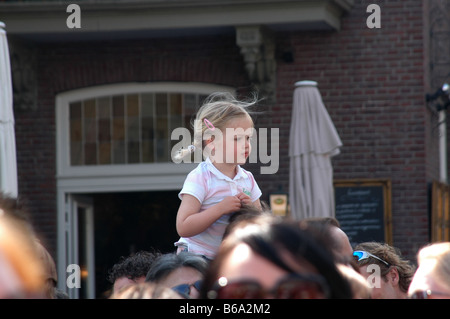 Jeune fille sur les épaules de papa en public lors d'événements en plein air Banque D'Images