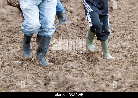 Un anglais pour l'été les gens de la boue de négociation à la Romsey Show 2008 Banque D'Images