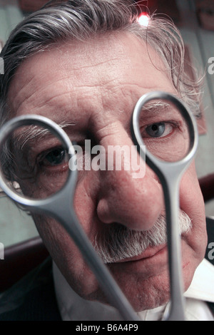 Acteur James Ellis en photo pendant le tournage d'un court métrage écrit par Pearse Elliot appelée Short dos et côtés Banque D'Images