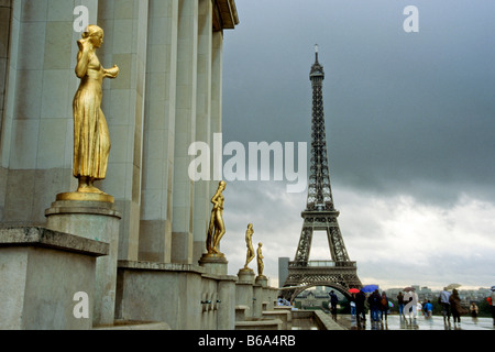 La Tour Eiffel, Paris, avec des statues d'or de Palais De Chaillot en premier plan Banque D'Images