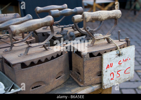 Divers articles à vendre à un salon des antiquaires sur la place du Grand Sablon à Bruxelles Belgique Banque D'Images