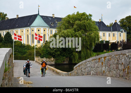 Les cyclistes à Gavnø Château, la Nouvelle-Zélande, le Danemark Banque D'Images