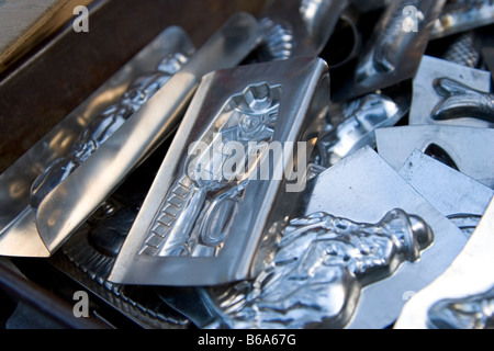 Divers articles à vendre à un salon des antiquaires sur la place du Grand Sablon à Bruxelles Belgique Banque D'Images