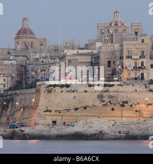 Valletta skyline après le coucher du soleil, à partir de la Crique de Sliema Mer Malte Banque D'Images