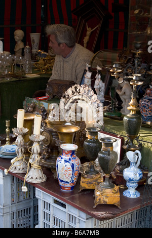 Divers articles à vendre à un salon des antiquaires sur la place du Grand Sablon à Bruxelles Belgique Banque D'Images