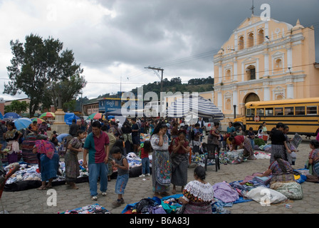 Les femmes autochtones en costumes traditionnels colorés sur le marché de Santa Maria de Jesus, au Guatemala Banque D'Images