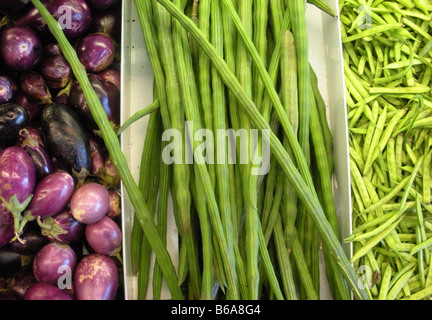 Haricots verts chinois depuis longtemps et d'autres produits frais à un marché agricole local à Houston, Texas Banque D'Images