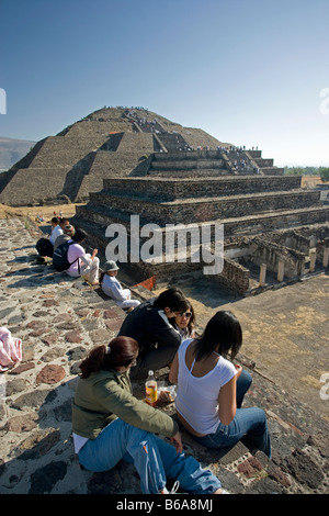 Le Mexique, Teotihuacan, pré-hispaniques les plus anciennes ruines Indiennes. Équinoxe.début du printemps. 21mars. Les visiteurs assis sur pyramid Banque D'Images