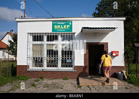 L'épicerie du village qui entre dans Karzcino Pologne Banque D'Images