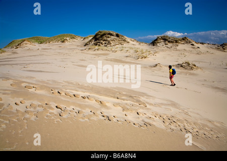 Czolpinska Wydma femme marche dans les dunes de sable du parc national Slowinski Pologne Banque D'Images