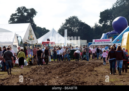 Un anglais pour l'été les gens de la boue de négociation à la Romsey Show 2008 Banque D'Images